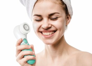Best Facial Cleansing Brushes For Acne Prone, Sensitive & Oily Skin