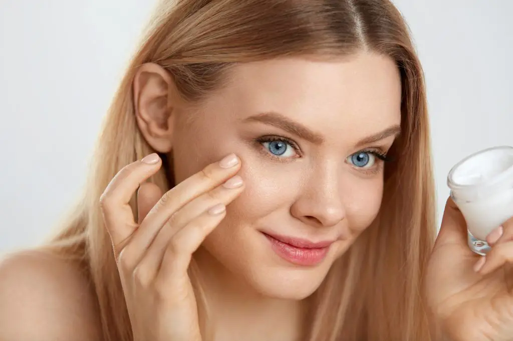 Best Organic Eye Creams For Anti Aging & Wrinkle Reduction